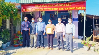 Trao 25 căn nhà Đại đoàn kết cho hộ nghèo huyện Tịnh Biên