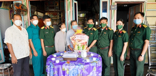 Lực lượng vũ trang An Giang thăm, tặng quà gia đình chính sách huyện An Phú