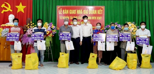 Thoại Sơn bàn giao 25 nhà Đại đoàn kết cho hộ nghèo