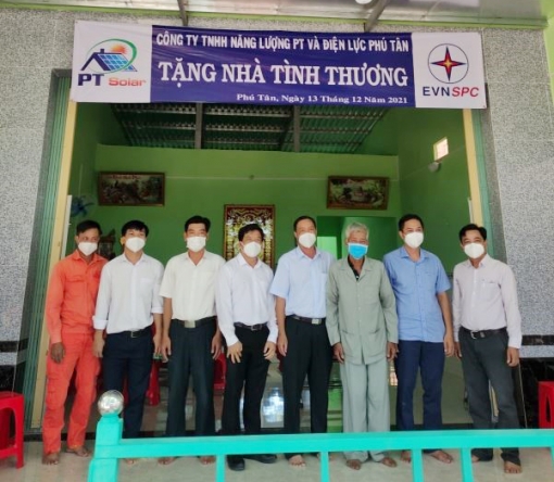Trao tặng nhà Tình thương tại xã Phú Thành