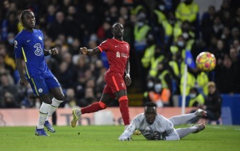 Ngoại hạng Anh: Chelsea níu chân Liverpool, Man City hưởng lợi