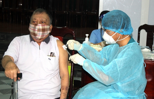 Sở Y tế An Giang yêu cầu tổ chức đội tiêm lưu động đến tận gia đình tiêm cho  người già, khuyết tật…