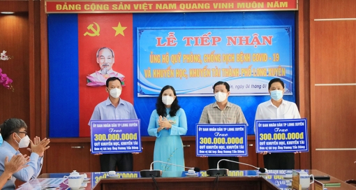 TP. Long Xuyên tiếp nhận ủng hộ công tác phòng, chống dịch COVID-19 và trao Quỹ Khuyến học- Khuyến tài