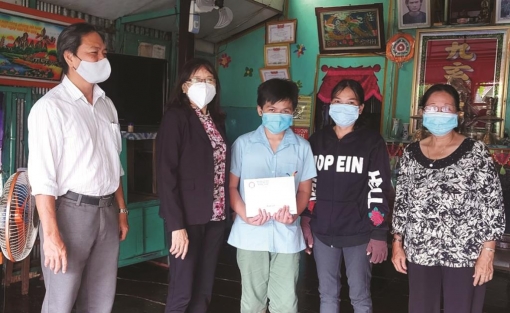 Giúp học sinh vượt khó đến trường