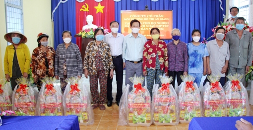Trao tặng 100 phần quà Tết cho bà con nghèo xã Vĩnh Lợi
