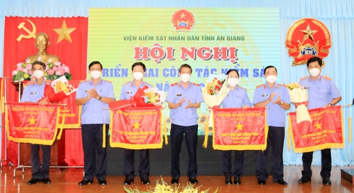 Viện kiểm sát nhân dân tỉnh An Giang nhận cờ thi đua của Chính phủ