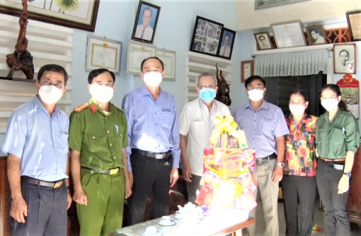 Bí thư Thành ủy, Chủ tịch UBND TP. Châu Đốc thăm, chúc Tết cán bộ lão thành cách mạng, gia đình chính sách
