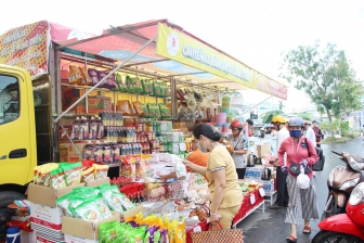 Sở Công thương An Giang phối hợp siêu thị Tứ Sơn tổ chức 3 chuyến bán hàng Việt lưu động về nông thôn