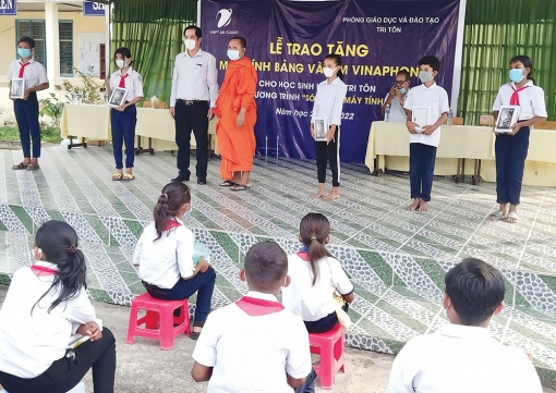 Tiếp sức cho học sinh đồng bào dân tộc thiểu số