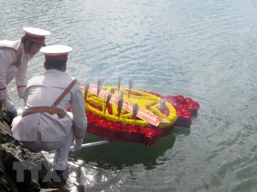 Tưởng niệm các anh hùng, liệt sỹ hy sinh trên vùng biển phía Nam