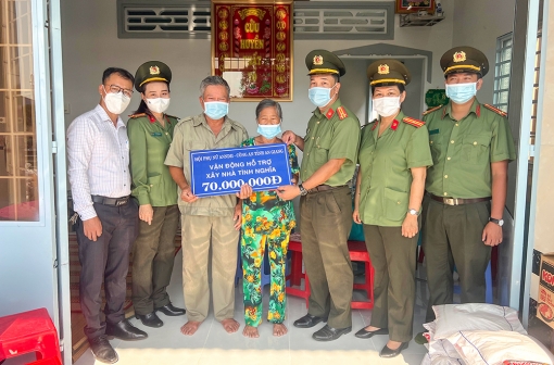 Hội Phụ nữ An ninh nhân dân 2 trao nhà Tình nghĩa cho hộ cận nghèo phường Mỹ Thạnh