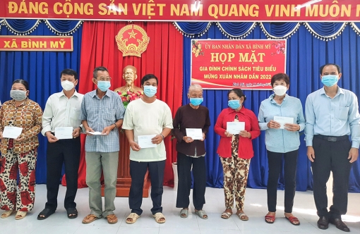 Tặng quà các gia đình chính sách tiêu biểu xã Bình Mỹ