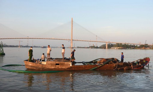 Bắt quả tang 4 phương tiện khai thác cát trái phép trên sông Tiền