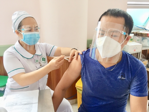 Chủ tịch UBND tỉnh An Giang chỉ đạo khẩn trương tiêm đủ liều vaccine người từ 12 tuổi trở lên trong tháng 1-2022