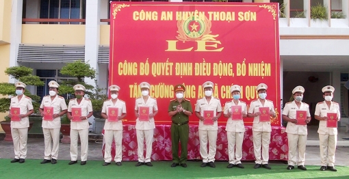 Công an huyện Thoại Sơn công bố quyết định điều động, bổ nhiệm, bố trí Công an xã chính quy