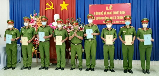 Công an Tịnh Biên công bố và trao quyết định tổ chức lực lượng công an xã chính quy