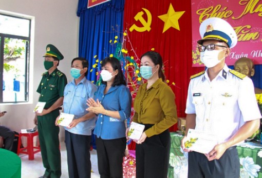 Thăm, chúc Tết cán bộ, chiến sĩ đảo Thổ Chu