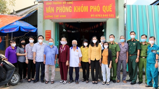 Bí thư Thành ủy, Chủ tịch UBND TP. Long Xuyên thăm, tặng quà Tết