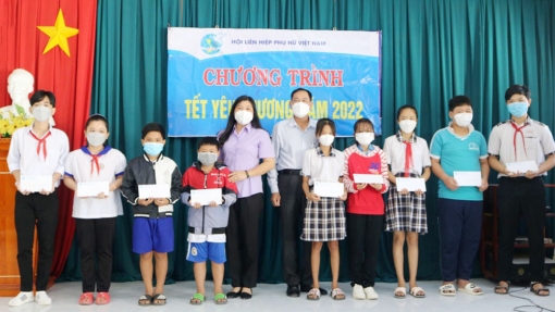 Hội Liên hiệp Phụ nữ tỉnh An Giang trao quà Chương trình “Tết yêu thương năm 2022” tại huyện Châu Thành