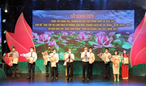 Tiếp tục đẩy mạnh việc học tập và làm theo Bác
