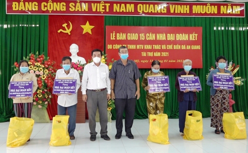Trao 20 căn nhà Đại đoàn kết cho hộ nghèo các xã ở Thoại Sơn