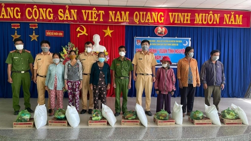 Đoàn thanh niên Phòng Cảnh sát giao thông đường bộ - Công an An Giang trao 400 phần quà Tết cho người nghèo