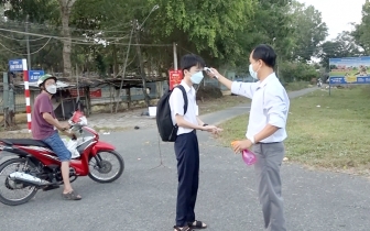 Học sinh lớp 9 và lớp 12 các trường trên địa bàn huyện Châu Phú đến trường học trực tiếp