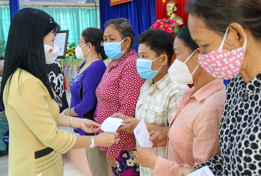 Hơn 2.300 phần quà Tết đến với hộ chính sách, hộ nghèo An Giang