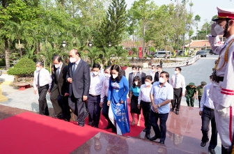 Chủ tịch nước Nguyễn Xuân Phúc dâng hương tại Đền thờ Chủ tịch Tôn Đức Thắng