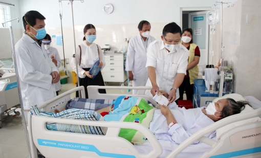 Bảo hiểm xã hội An Giang tặng thẻ bảo hiểm y tế, mang Tết ấm đến với người nghèo