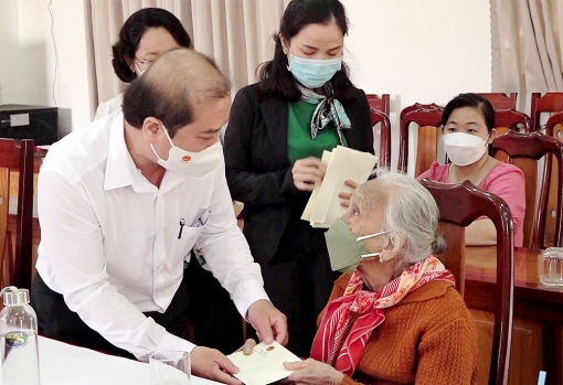 Đoàn đại biểu Quốc hội tỉnh thăm hỏi, tặng quà gia đình chính sách, mẹ Việt Nam Anh hùng huyện Thoại Sơn