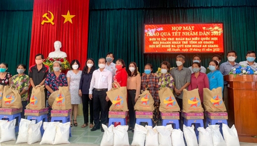 Doanh nhân trẻ An Giang tặng quà cho người nghèo ăn Tết