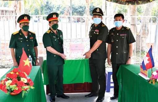 Tiểu khu Quân sự tỉnh BanTeay Meanchey thăm, chúc Tết Bộ Chỉ huy Quân sự tỉnh Đồng Tháp