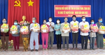 Trưởng đoàn Đại biểu Quốc hội tỉnh An Giang Trần Thị Thanh Hương thăm, chúc Tết các gia đình chính sách tiêu biểu huyện Phú Tân