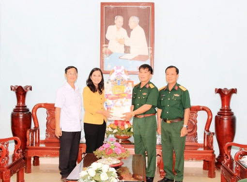 Bí thư Thành ủy, Chủ tịch UBND TP. Long Xuyên thăm chúc Tết lực lượng vũ trang, y tế, doanh nghiệp
