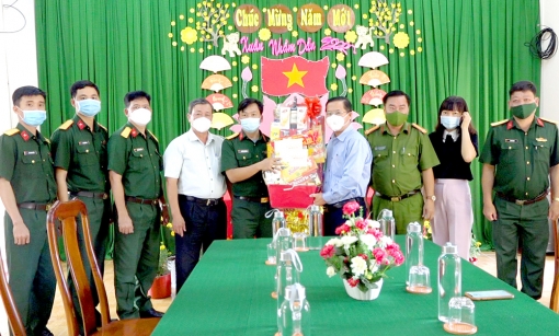Bí thư Thị ủy Tân Châu thăm, chúc Tết các đơn vị làm nhiệm vụ trên địa bàn