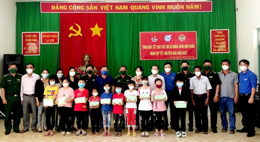 Bộ đội Biên phòng An Giang chăm lo Tết cho gia đình chính sách, hộ nghèo biên giới