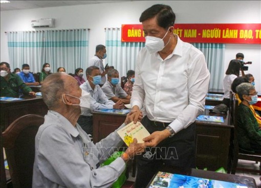 Cần Thơ tặng quà Tết cho các gia đình chính sách tiêu biểu