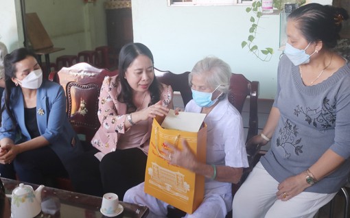 Phó Chủ tịch nước Võ Thị Ánh Xuân thăm, trao quà Tết tại Trà Vinh