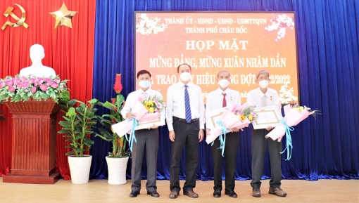 Thành ủy TP. Châu Đốc họp mặt mừng Đảng, mừng Xuân và trao Huy hiệu Đảng đợt 3-2