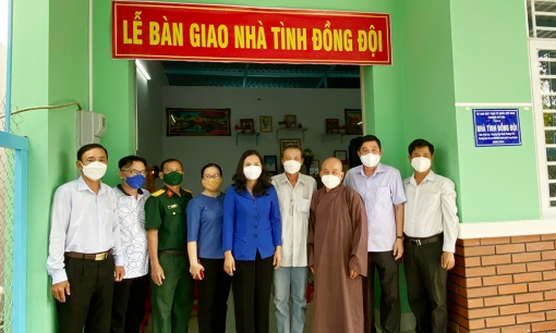 Trao nhà Tình  đồng đội cho gia đình quân nhân ở phường Mỹ Hòa