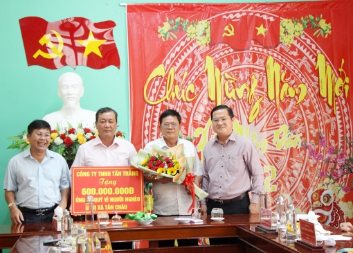 Công ty TNHH Thương mại Tấn Thắng tặng 1,1 tỷ đồng cho người nghèo TX. Tân Châu và huyện Phú Tân