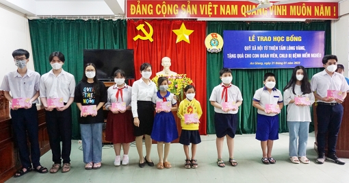 Liên đoàn Lao động tỉnh An Giang và Quỹ Xã hội từ thiện Tấm lòng vàng– Báo Lao Động trao học bổng, hỗ trợ con đoàn viên, người lao động tỉnh An Giang