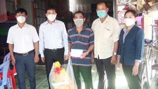 Sở Tài chính An Giang tặng 610 phần quà Tết cho người nghèo và gia đình chính sách