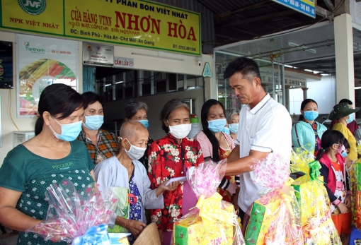 Nông dân sản xuất kinh doanh giỏi Đinh Thành Nam trao quà cho người nghèo ăn Tết
