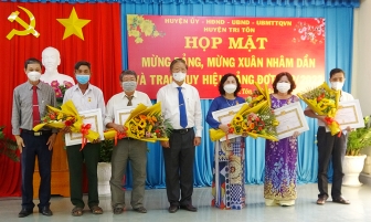 Tri Tôn họp mặt Tết và trao huy hiệu Đảng đợt 3-2-2022