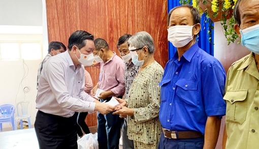 Đại biểu Quốc hội, Chủ tịch Trung ương Hội nông dân Việt Nam thăm, tặng quà Tết cho gia đình chính sách, nông dân tiêu biểu ở TP. Long Xuyên