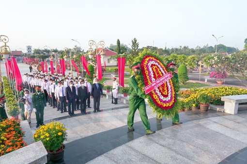 Lãnh đạo tỉnh An Giang viếng nghĩa trang liệt sĩ tỉnh nhân dịp Tết Nguyên đán Nhâm Dần 2022