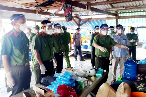 Người dân làng bè đón Tết ở vùng đất mới