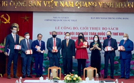 Xuất bản bộ sách Văn kiện Đại hội đại biểu toàn quốc lần thứ XIII bằng 7 ngoại ngữ